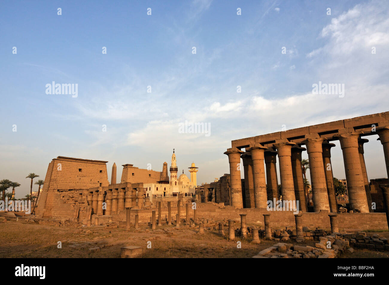 Cour péristyle premier pylône de Ramsès II mosquée Abou el Haggag Colonnade processionnelle d'Amenhotep III du temple de Louxor en Égypte Banque D'Images