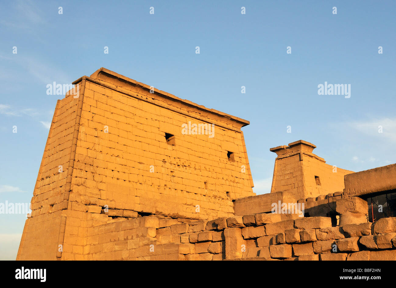 Premier pylône du temple de Louxor de Thèbes en Égypte Banque D'Images