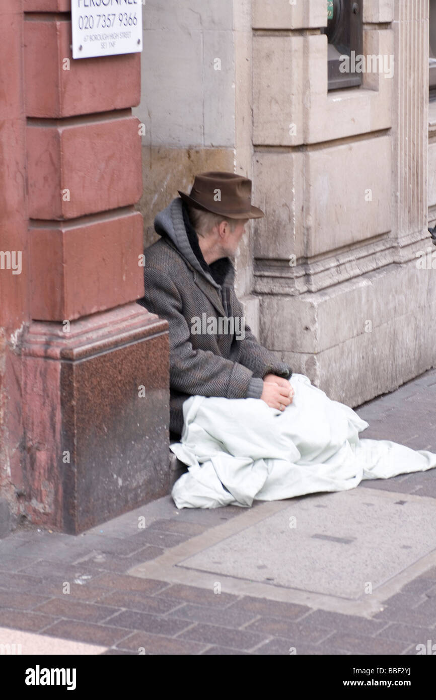 Un sans-abri dans les rues de Londres. Banque D'Images