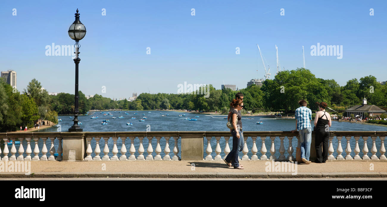 Pont Serpentine de Hyde Park Londres l'été 2009, un couple en promenade, bateau à pédales en arrière-plan sur le lac Serpentine Banque D'Images
