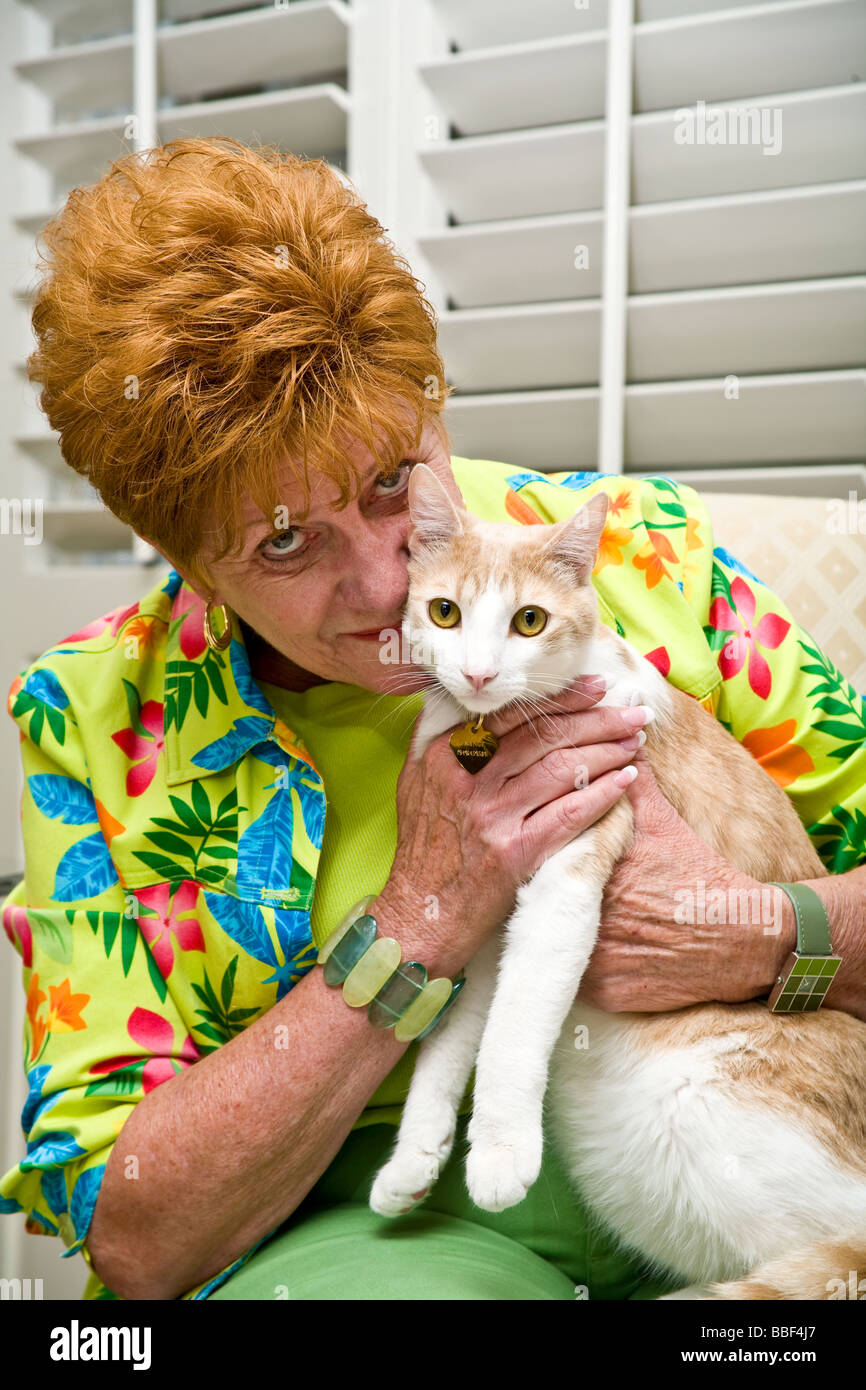 Portrait of senior woman holding cat. POV United États M. © Myrleen Pearson Banque D'Images