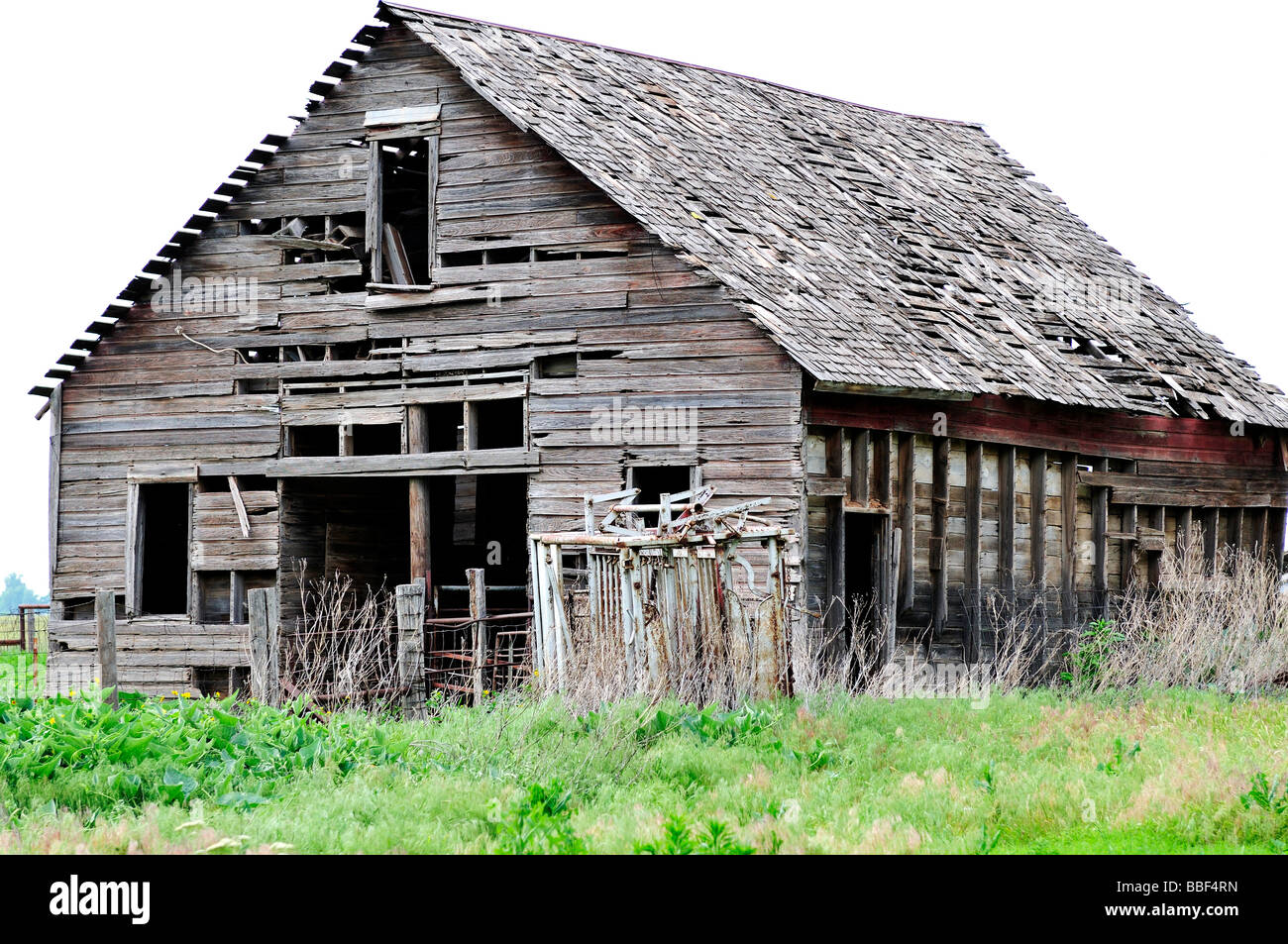 Une ancienne grange en ruine délabrée dans la campagne de l'Oklahoma, aux États-Unis. Americana. Banque D'Images