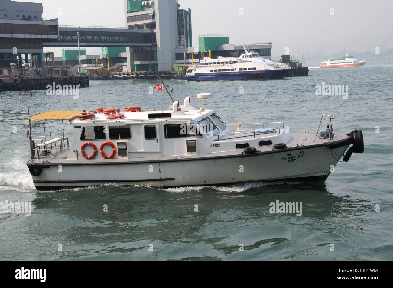 Petit bateau dans le port de hong kong Banque D'Images