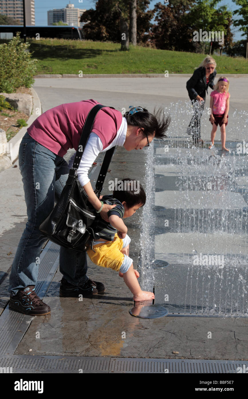 Les parents et les enfants s'amusant avec la fontaine d'eau en Ontario Science Centre de Toronto Canada Banque D'Images