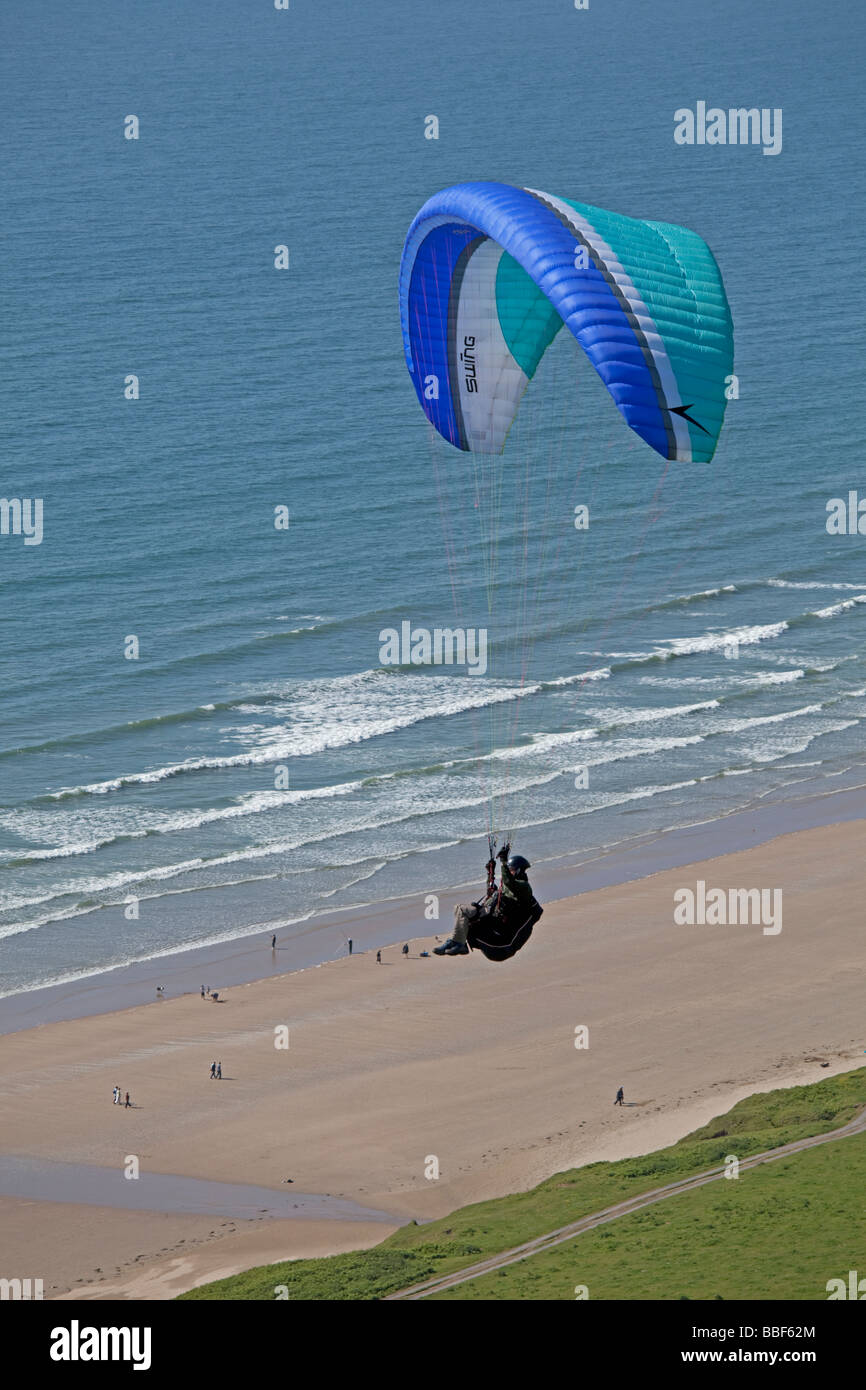 Parapente bleu sur la plage de Rhossili Bay South Gower Wales Banque D'Images