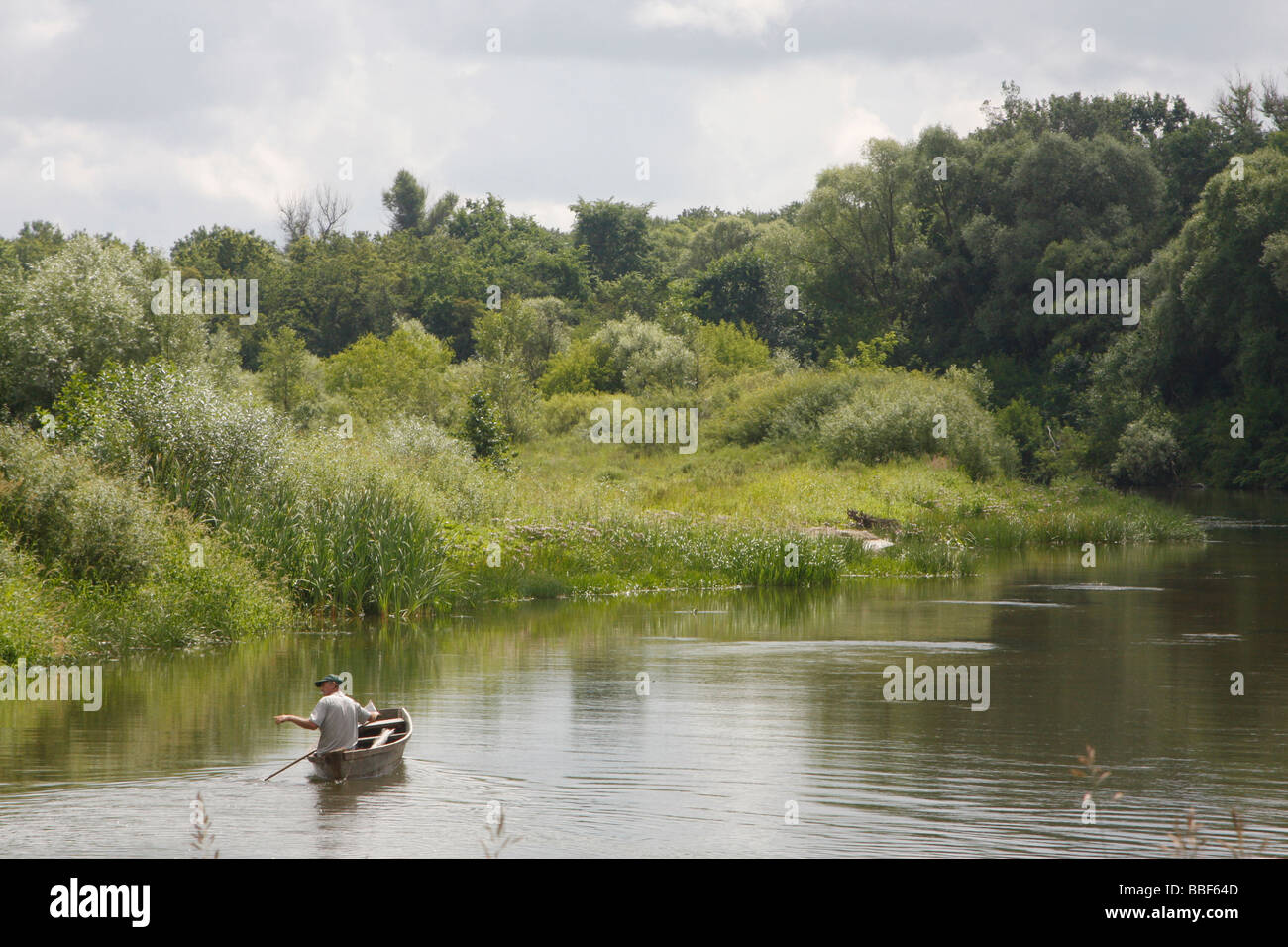 Fédération de pêche de villageois bénéficie d'un petit bateau sur la rivière Khoper dans la région de Penza au sud de montagnes de l'Oural, dans le centre de la partie européenne de la Russie. Banque D'Images