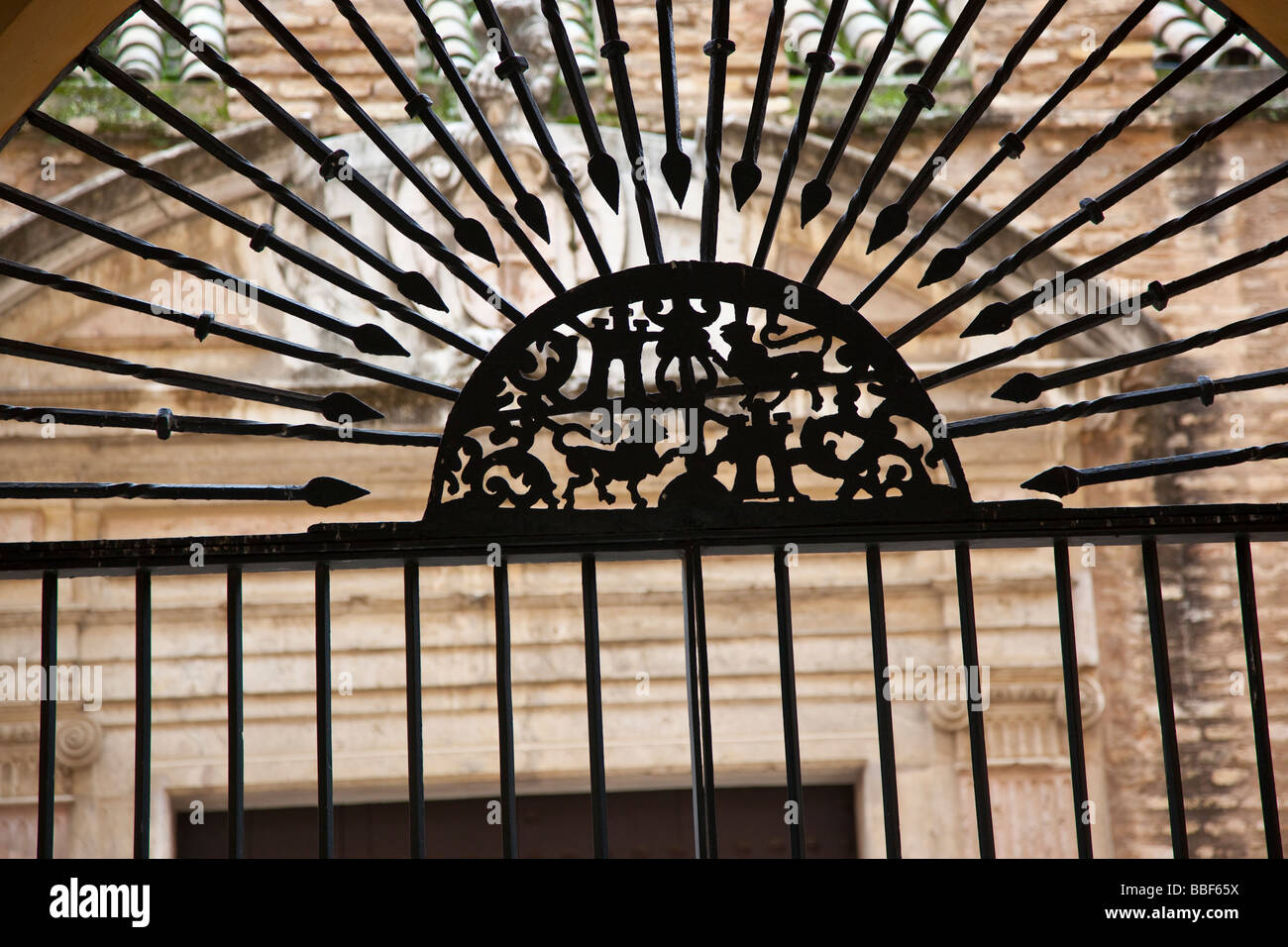 Gate avec la Cote d'armes en Alcazar de Séville Espagne Banque D'Images