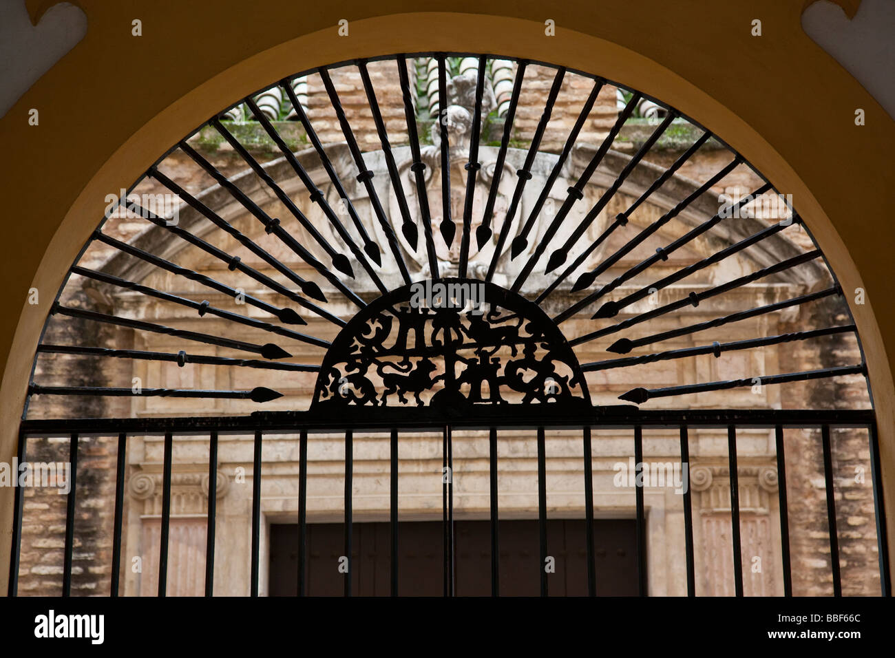 Gate avec la Cote d'armes en Alcazar de Séville Espagne Banque D'Images