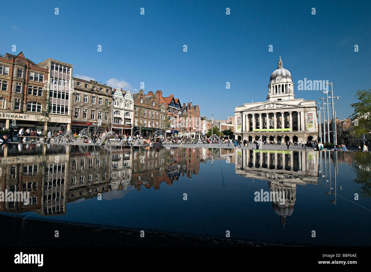 Place du marché avec nottingham council house et nouvelle piscine réaménagement avec fontaine sur la place Banque D'Images