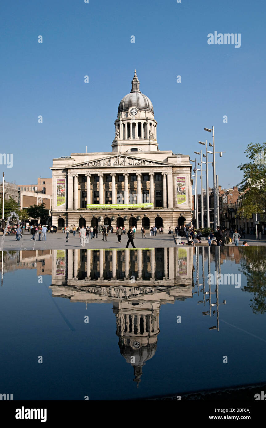 Place du marché avec nottingham council house et nouvelle piscine réaménagement avec fontaine sur la place Banque D'Images