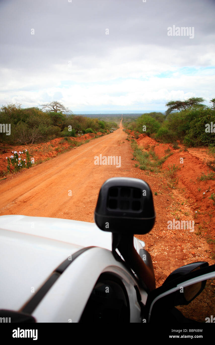 Route droite traversant la région de Manyara en Tanzanie Banque D'Images