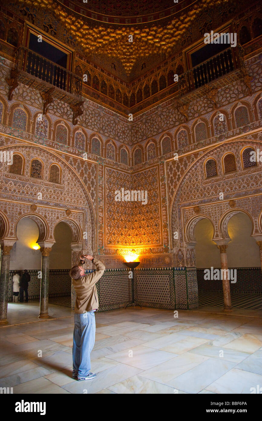 L'intérieur tourisme Salon de los Embajadores à Alcazar de Séville Espagne Banque D'Images