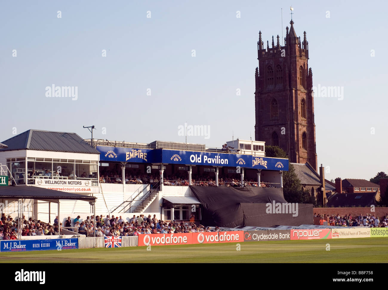 Le vieux pavillons à Somerset cricket club,une réflexion de Somerset cricket club au match de cricket 20/20, County Cricket Banque D'Images