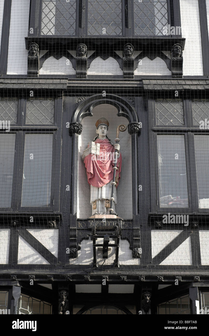 Statue de l'Évêque Leofric premier évêque d'Exeter en 1050 sur la façade au-dessus d'une boutique à colombages à Exeter High St Banque D'Images