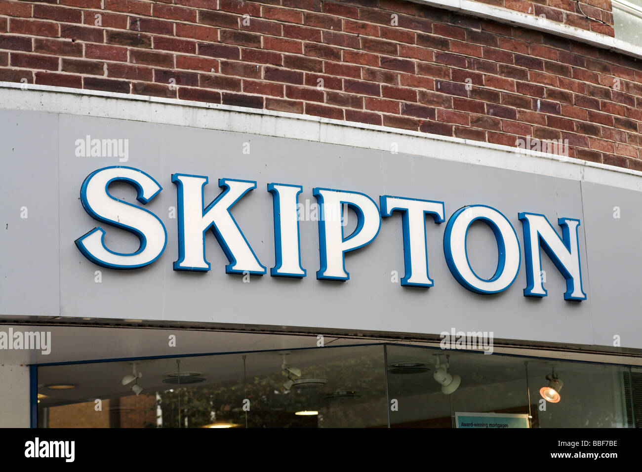 Skipton high street, rue Bank building society en direction du centre-ville d'Exeter Banque D'Images