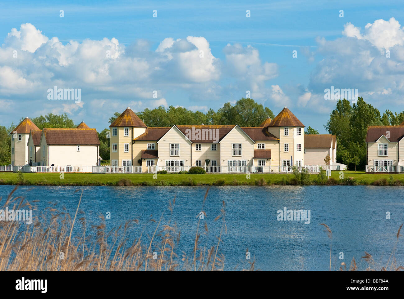 Maisons de style Nouvelle-Angleterre dans Cotswold Water Park UK Banque D'Images