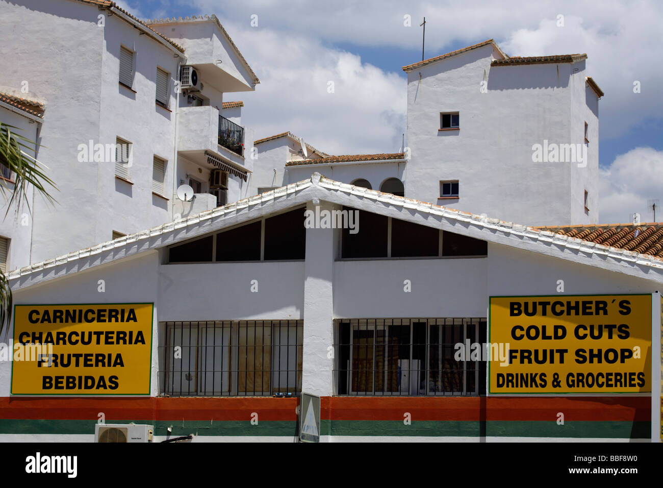 Affiche bilingue, signer en deux langues, anglais et espagnol, Mijas Costa, Costa del Sol, Andalousie, Espagne, Europe, Banque D'Images