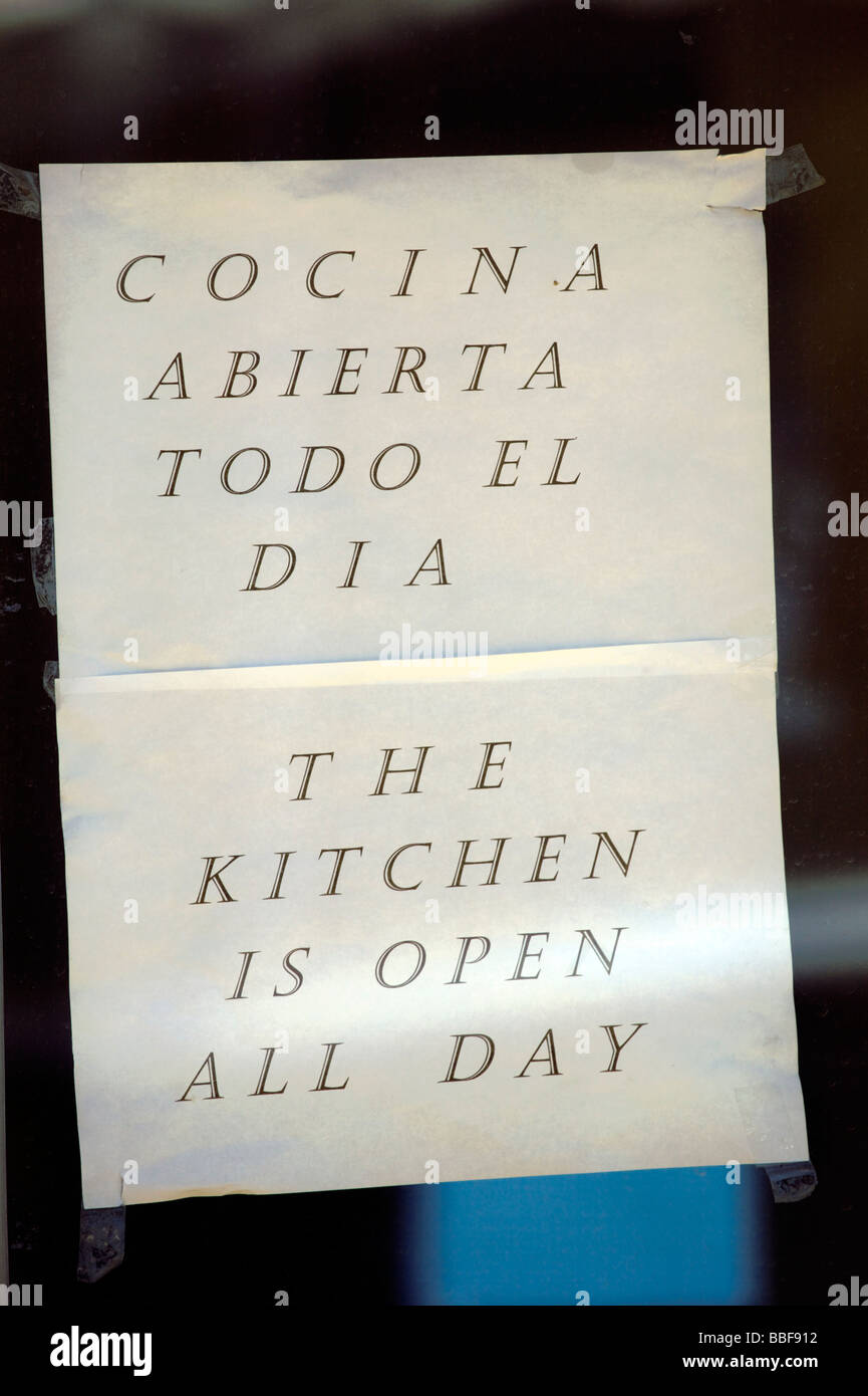 Affiche bilingue, signer en deux langues, anglais et espagnol, dans un chiringuito fenêtre, Fuengirola, Costa del Sol, Andalousie, Espagne Banque D'Images