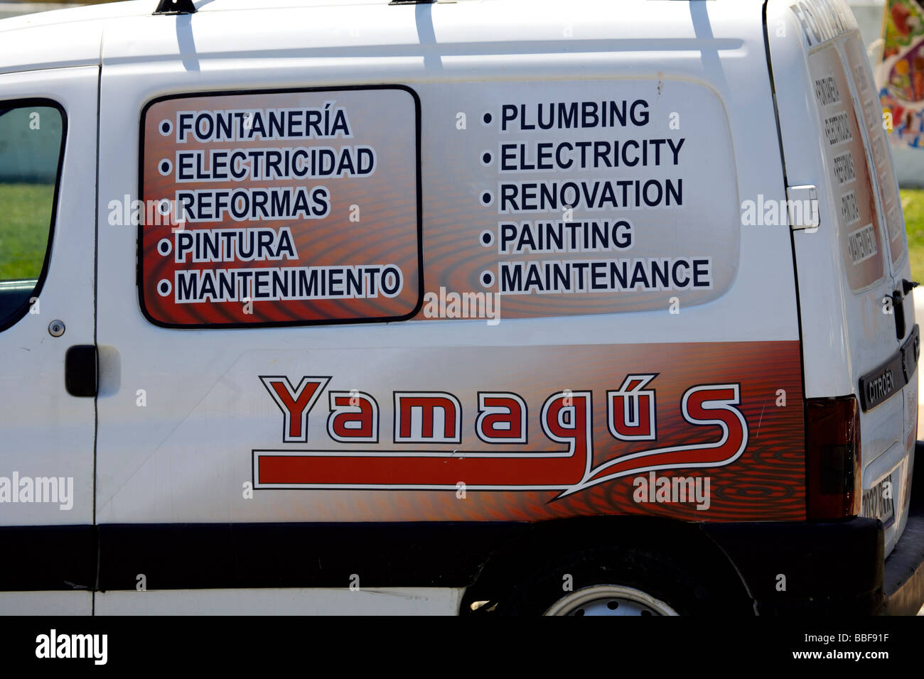 Tradesman's van peint en deux langues, anglais et espagnol, Fuengirola, Costa del Sol, Andalousie, Espagne, Europe, Banque D'Images