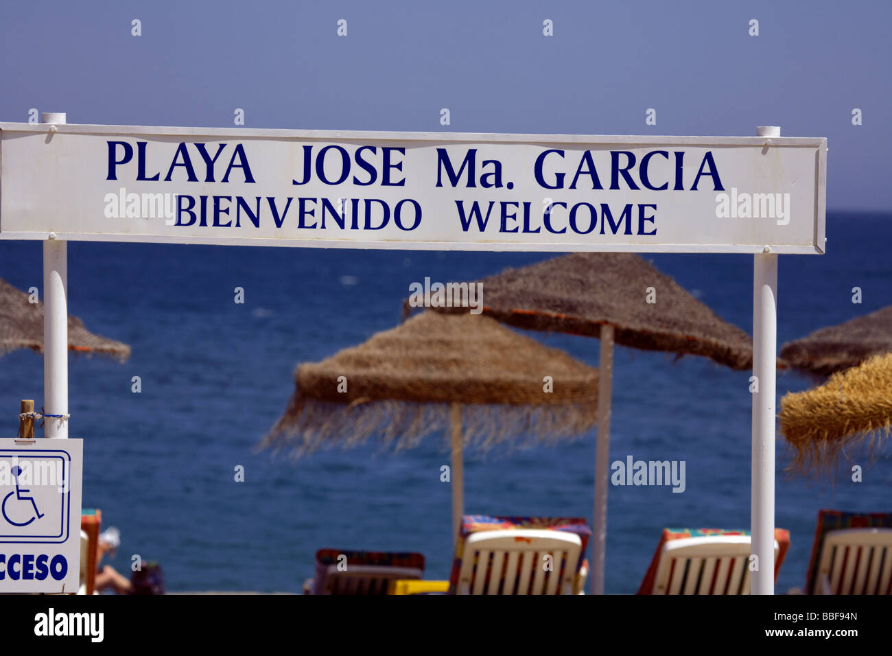 Bienvenido, panneau de Bienvenue, identifiez-vous dans les deux langues, anglais et espagnol, à l'entrée de la plage, Playa Jose Garcia, Espagne Banque D'Images