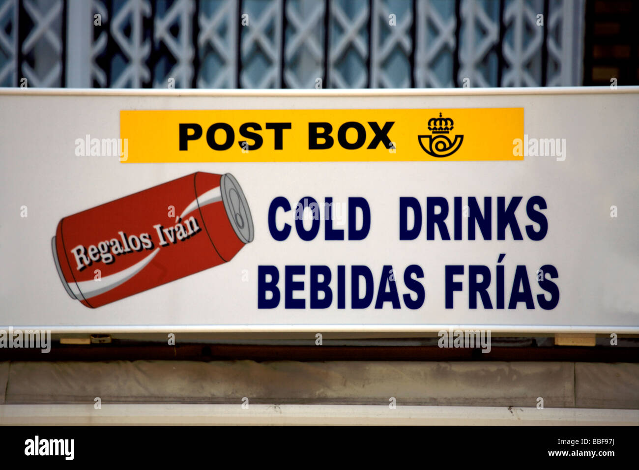 Affiche bilingue, signer en deux langues, anglais et espagnol, Fuengirola, Costa del Sol, Andalousie, Espagne, Europe, Banque D'Images