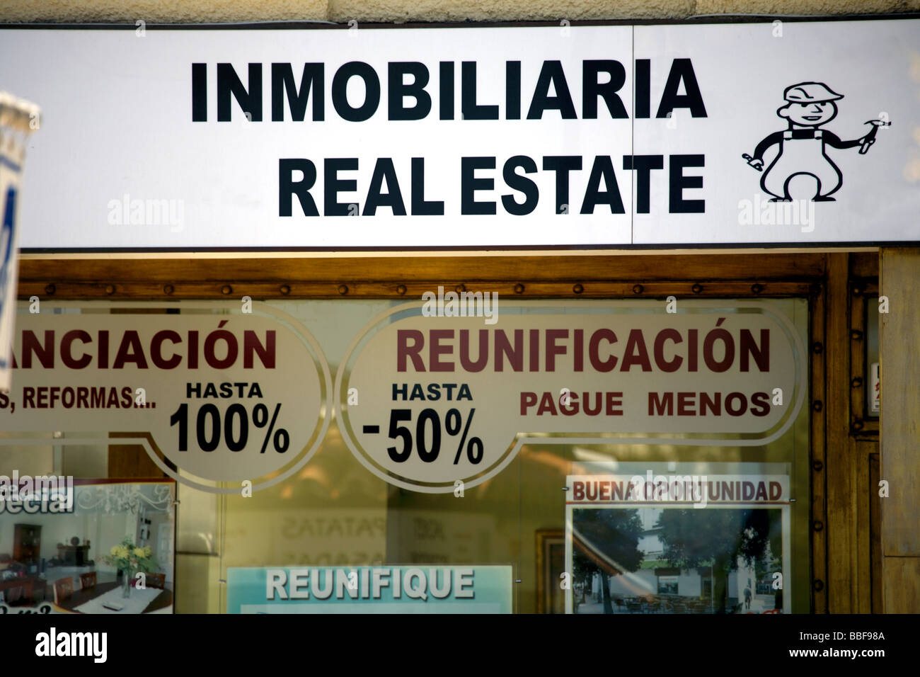 Affiche bilingue, signer en deux langues (anglais et espagnol) au-dessus d'une boutique de l'agent immobilier à Fuengirola, Costa del Sol, Espagne Banque D'Images