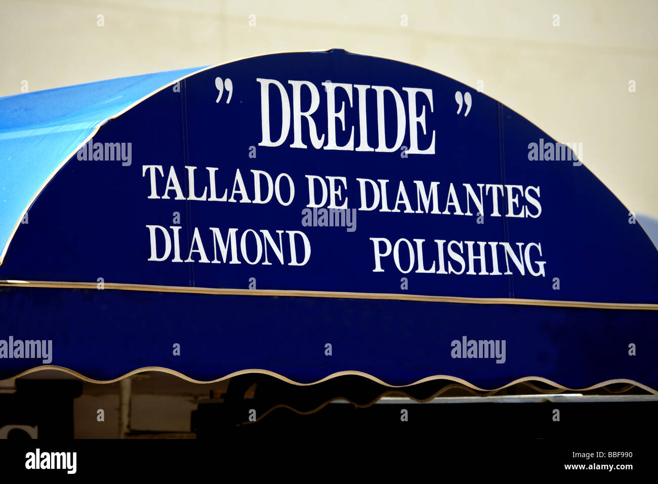 Affiche bilingue, signer en deux langues (anglais et espagnol ), au-dessus d'un gem shop à Fuengirola, Costa del Sol, Andalousie, Espagne, Banque D'Images