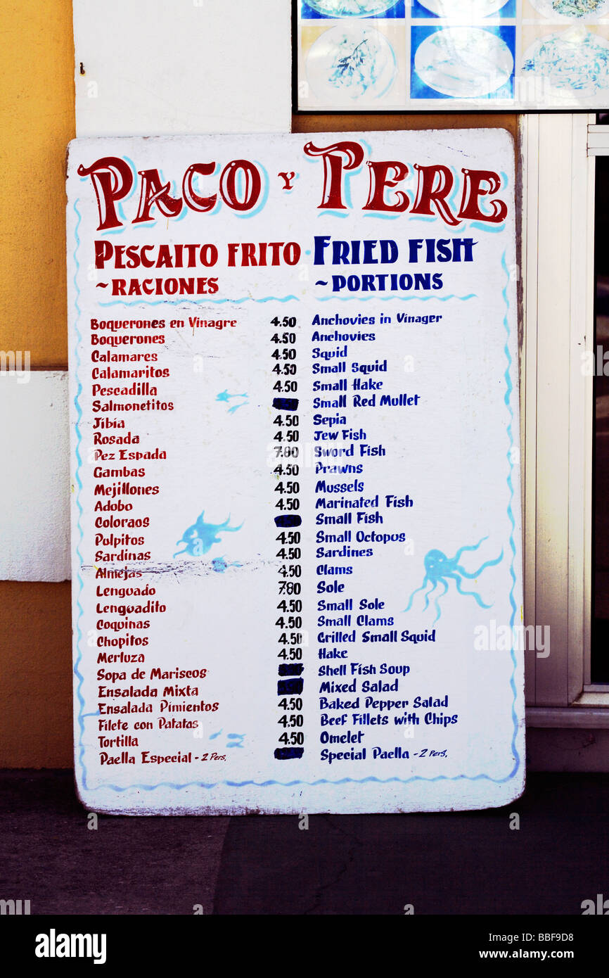 Menu bilingue, signer en deux langues, anglais et espagnol, à l'extérieur d'un restaurant chiringuito à Fuengirola, Costa del Sol, Banque D'Images