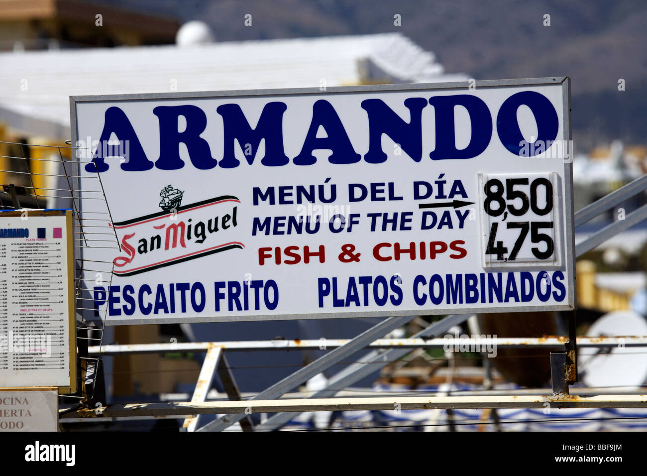 Menu bilingue, signer en deux langues (anglais et espagnol) au-dessus d'un restaurant à Fuengirola, Costa del Sol, Andalousie, Banque D'Images