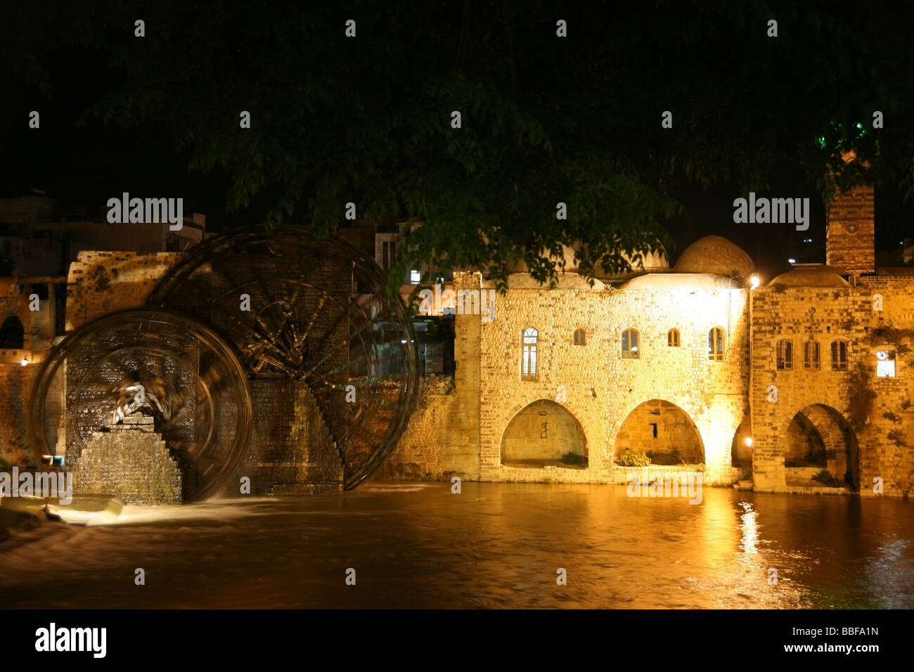 Vue de nuit des norias, roues à eau à Hama sur l'Oronte Banque D'Images