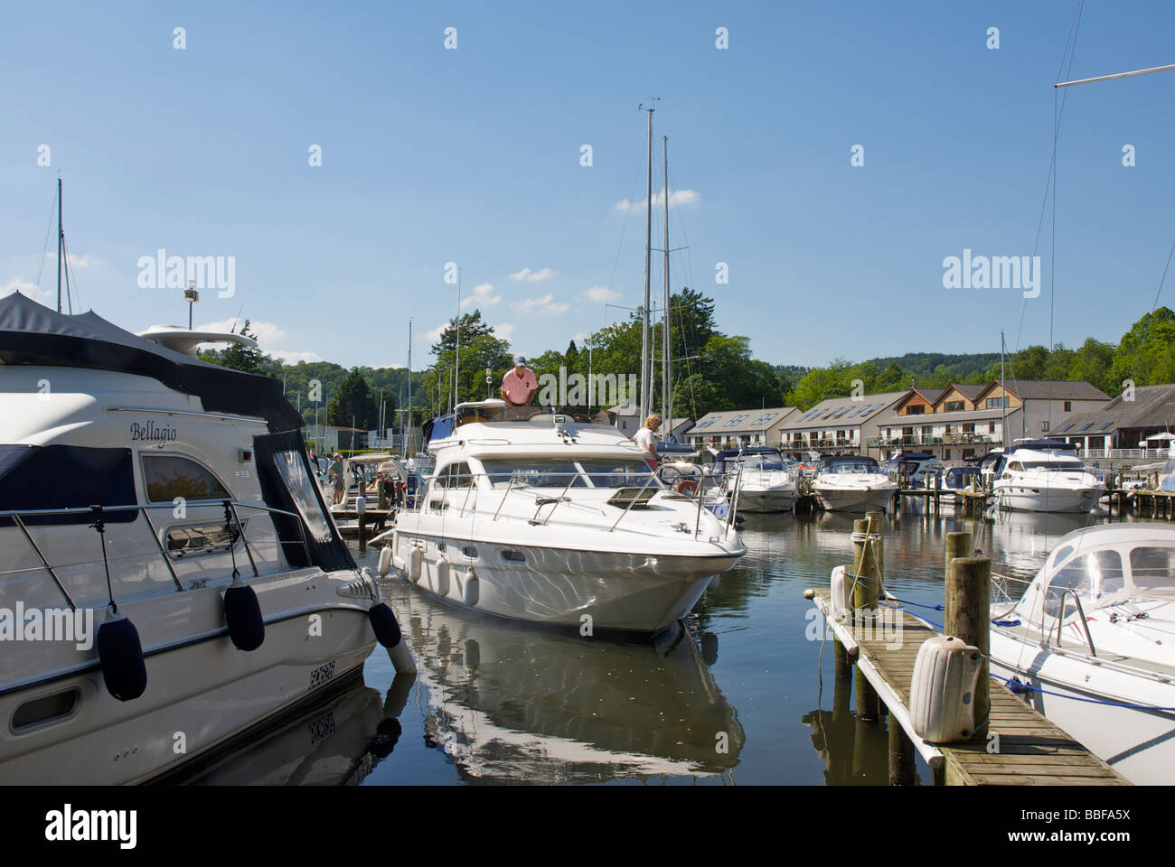 L'homme son amarrage cruiser à Windermere Marina Village, près de Bowness, Parc National de Lake District, Cumbria, Angleterre, Royaume-Uni Banque D'Images