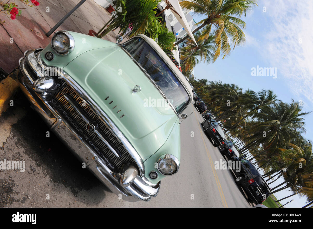 1950 Buick voiture sur Ocean Drive, dans le quartier Art déco de Miami, Floride, USA Banque D'Images