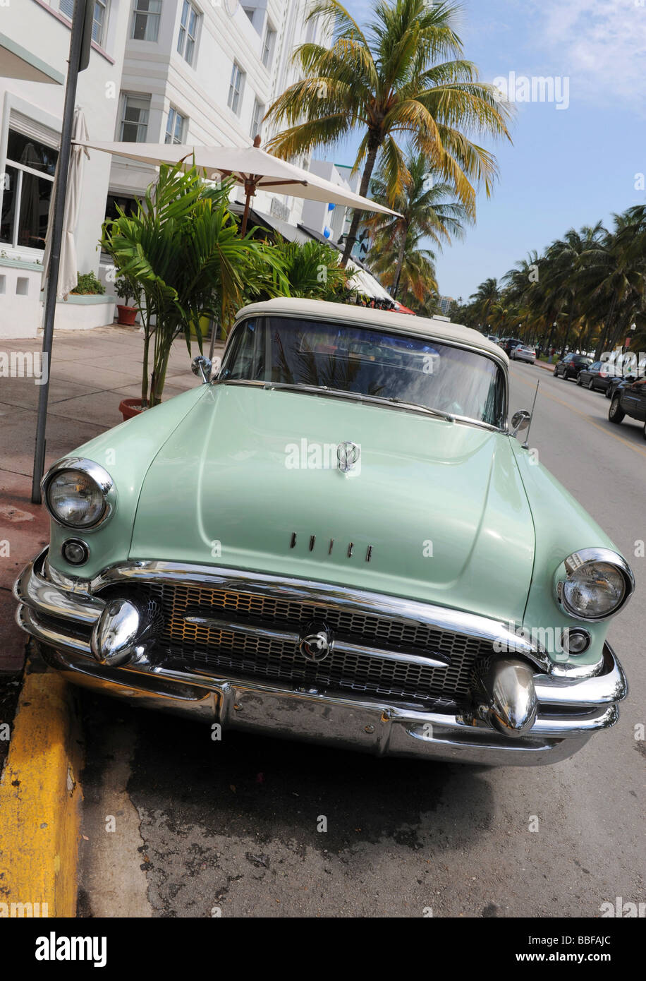 1950 Buick sur Ocean Drive, l'Art Déco de Miami, Florida, US Banque D'Images