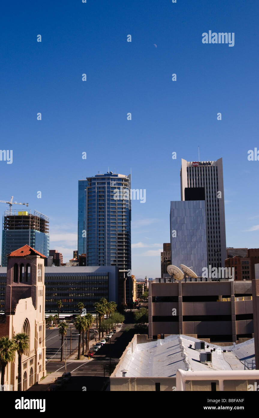 Le centre-ville de Phoenix Arizona avec croissant de lune dans le ciel de jour Banque D'Images