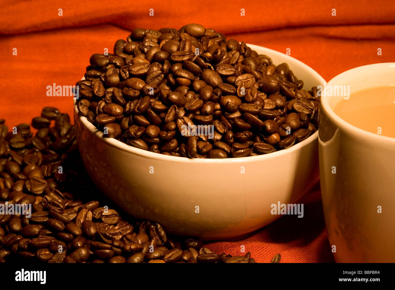 Une tasse de café avec café en grains Banque D'Images