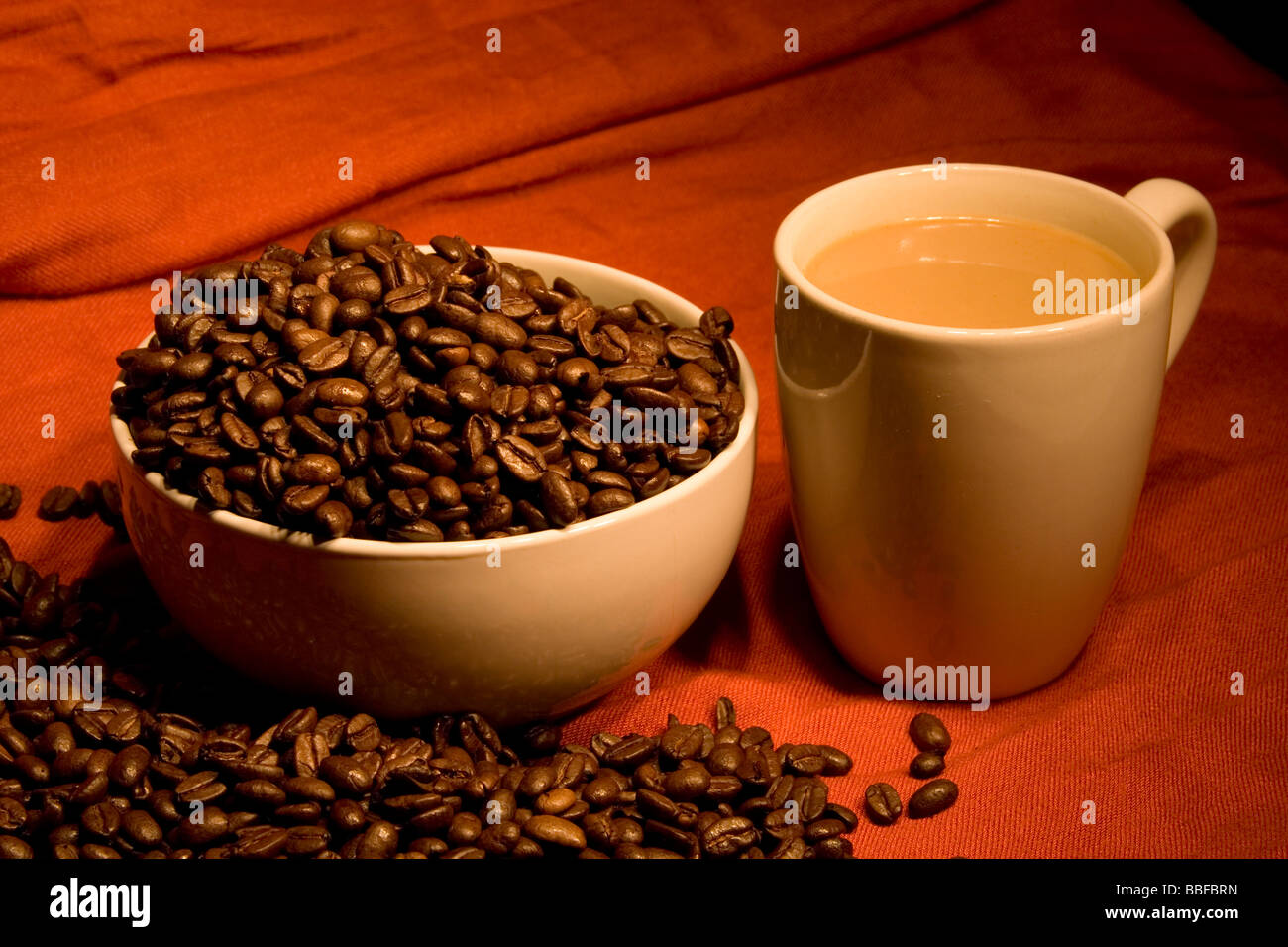 Une tasse de café avec café en grains Banque D'Images