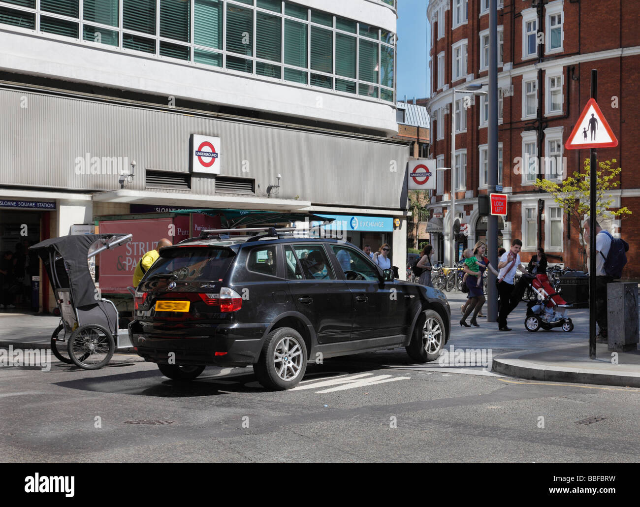 Espace partagé plan de circulation. Sloane Square, Chelsea, Londres, Angleterre, Royaume-Uni. Banque D'Images