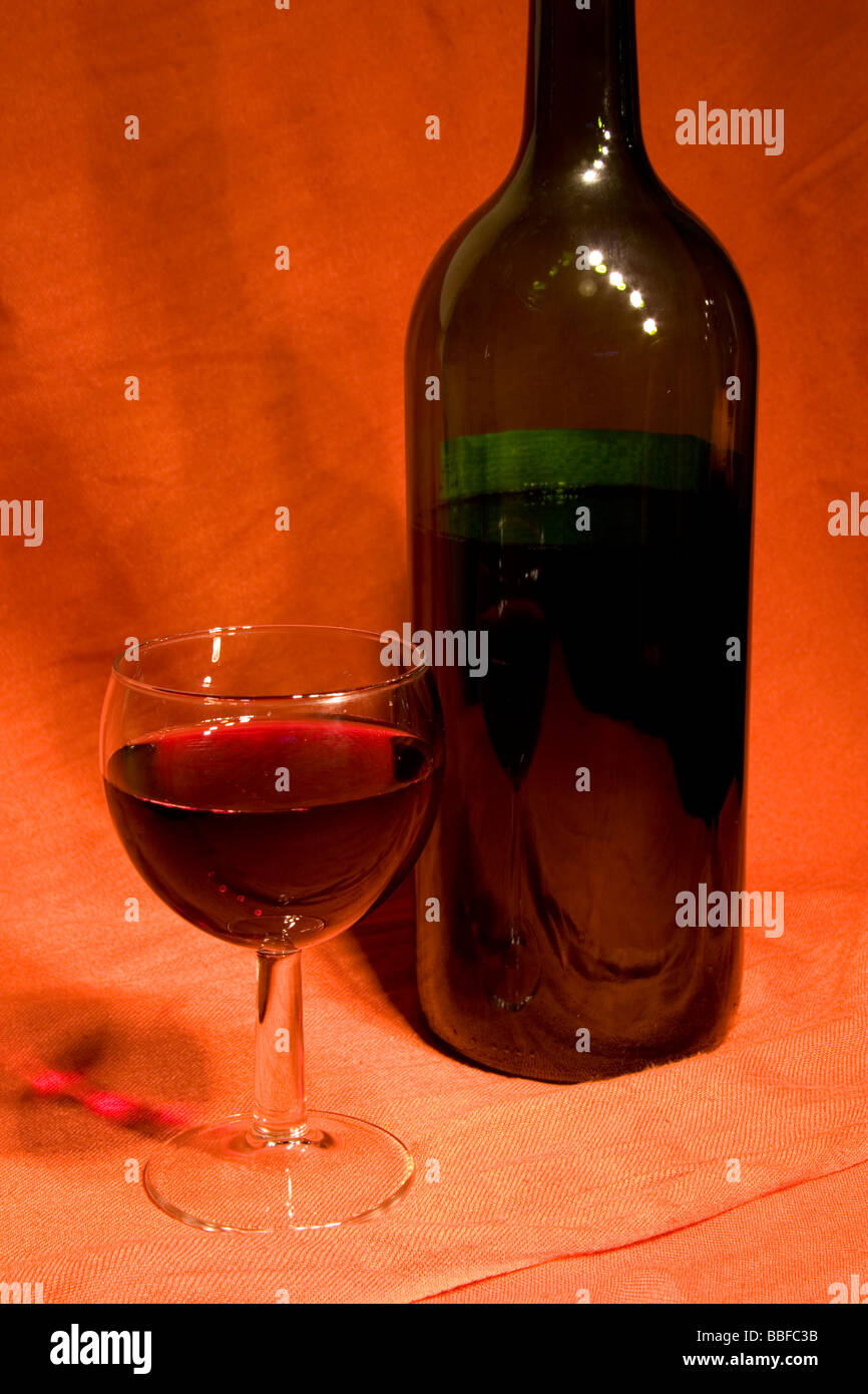 Bouteille de vin rouge et le verre Banque D'Images