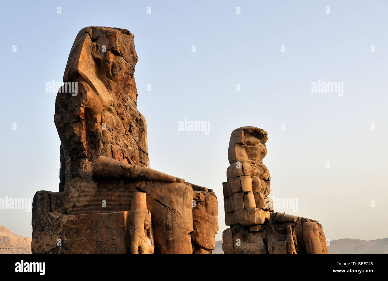 Colosses de Memnon Louxor Rive Ouest Egypte Banque D'Images