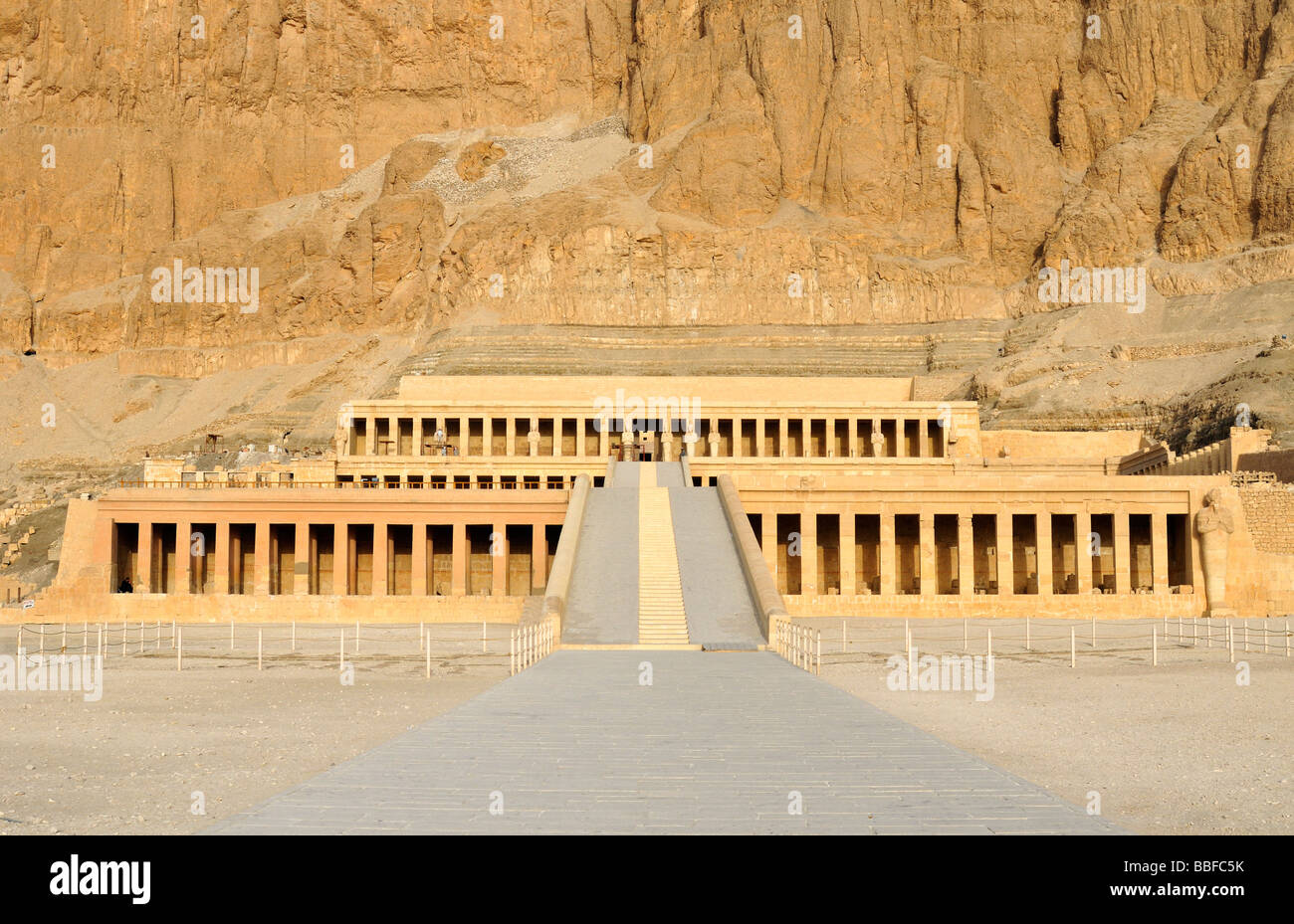 Temple funéraire de la reine Hatshepsout Conçu par Senemutat à Deir el Bahri, près de Louxor en Égypte Banque D'Images