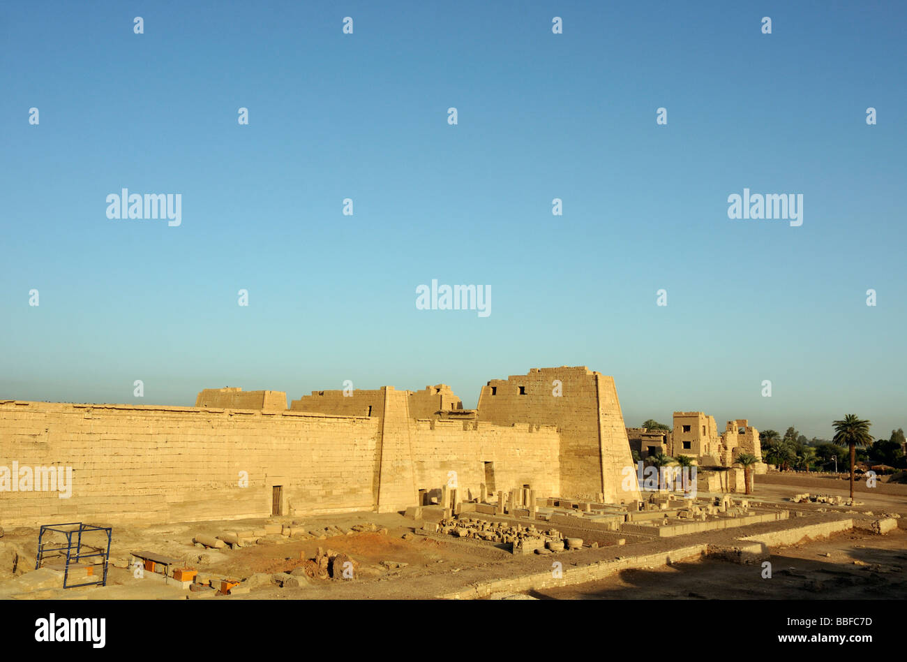 Temple funéraire de Ramsès III à Médinet Habou sur la rive ouest de Louxor en Égypte Banque D'Images