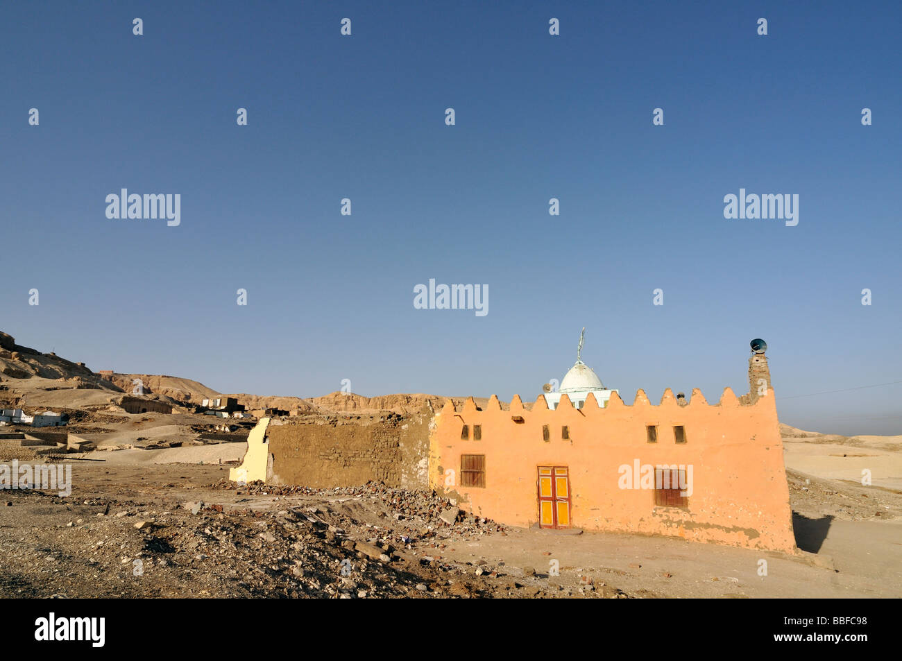 Mosquée du Village peint de couleurs vives, campagne égyptienne près de Luxor Banque D'Images