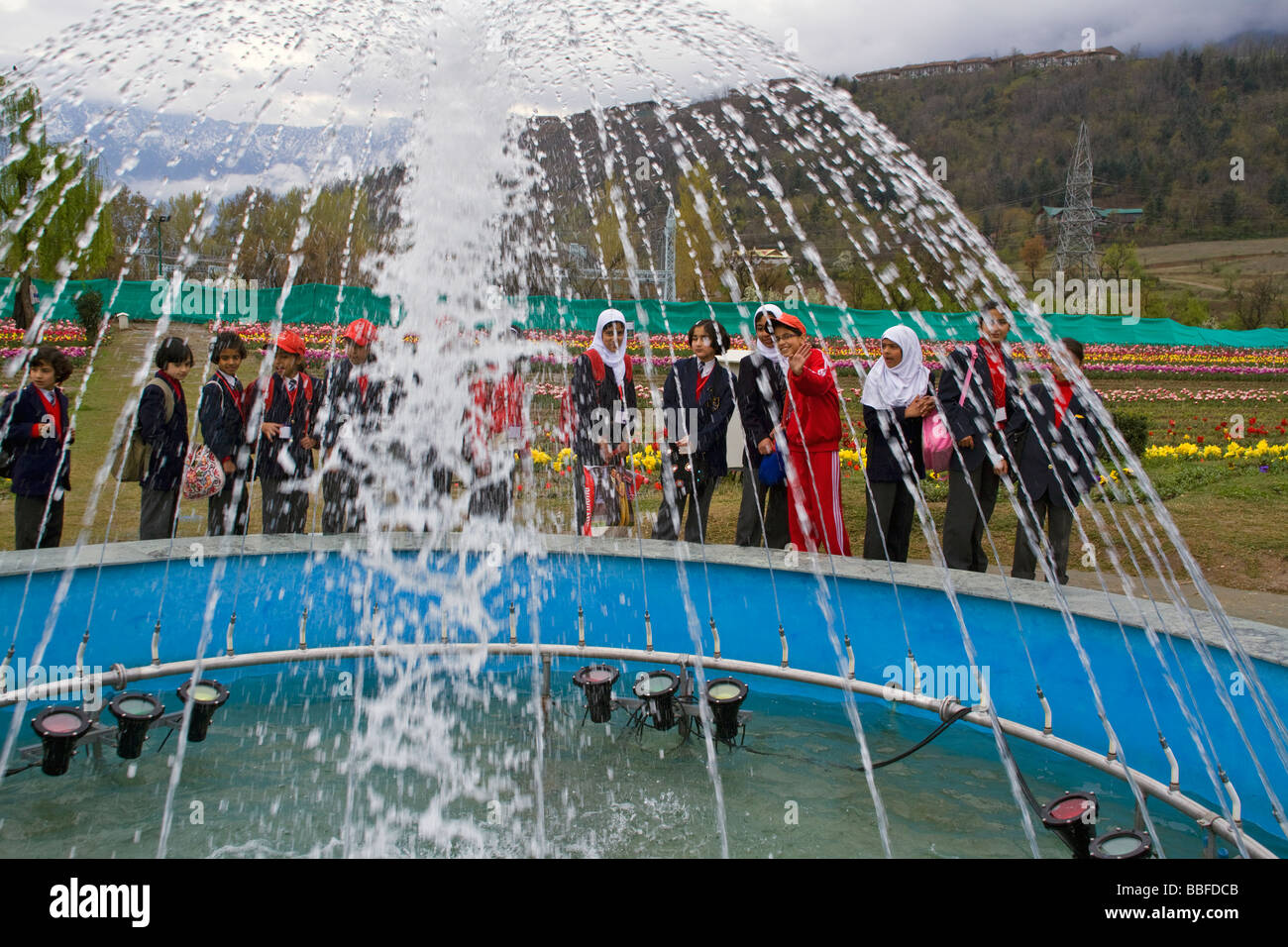 Groupe d'enfants sont fascinés par la fontaine dans l'Indira Gandhi Memorial Tulip Garden Cheshmashahi Srinagar Banque D'Images