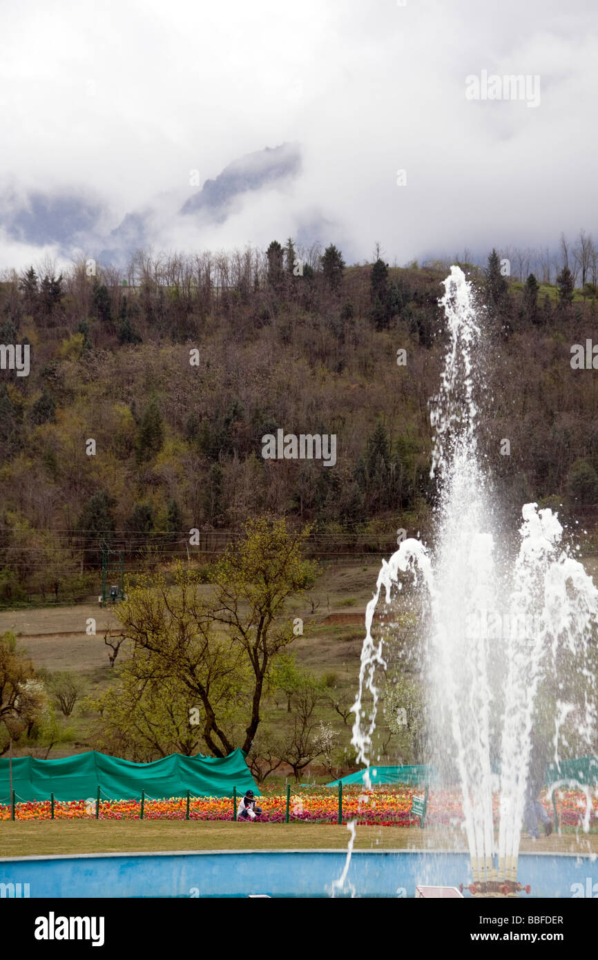 Fontaine au Indira Gandhi Memorial Tulip Garden Cheshmashahi Srinagar Banque D'Images
