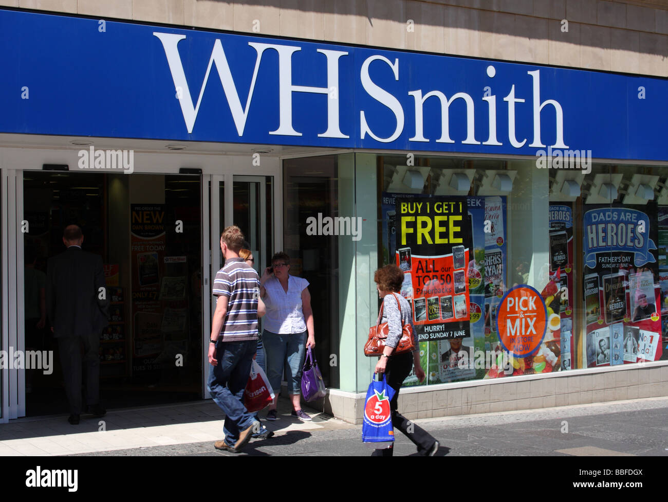 W H Smith point de vente au détail dans une ville du Royaume-Uni. Banque D'Images