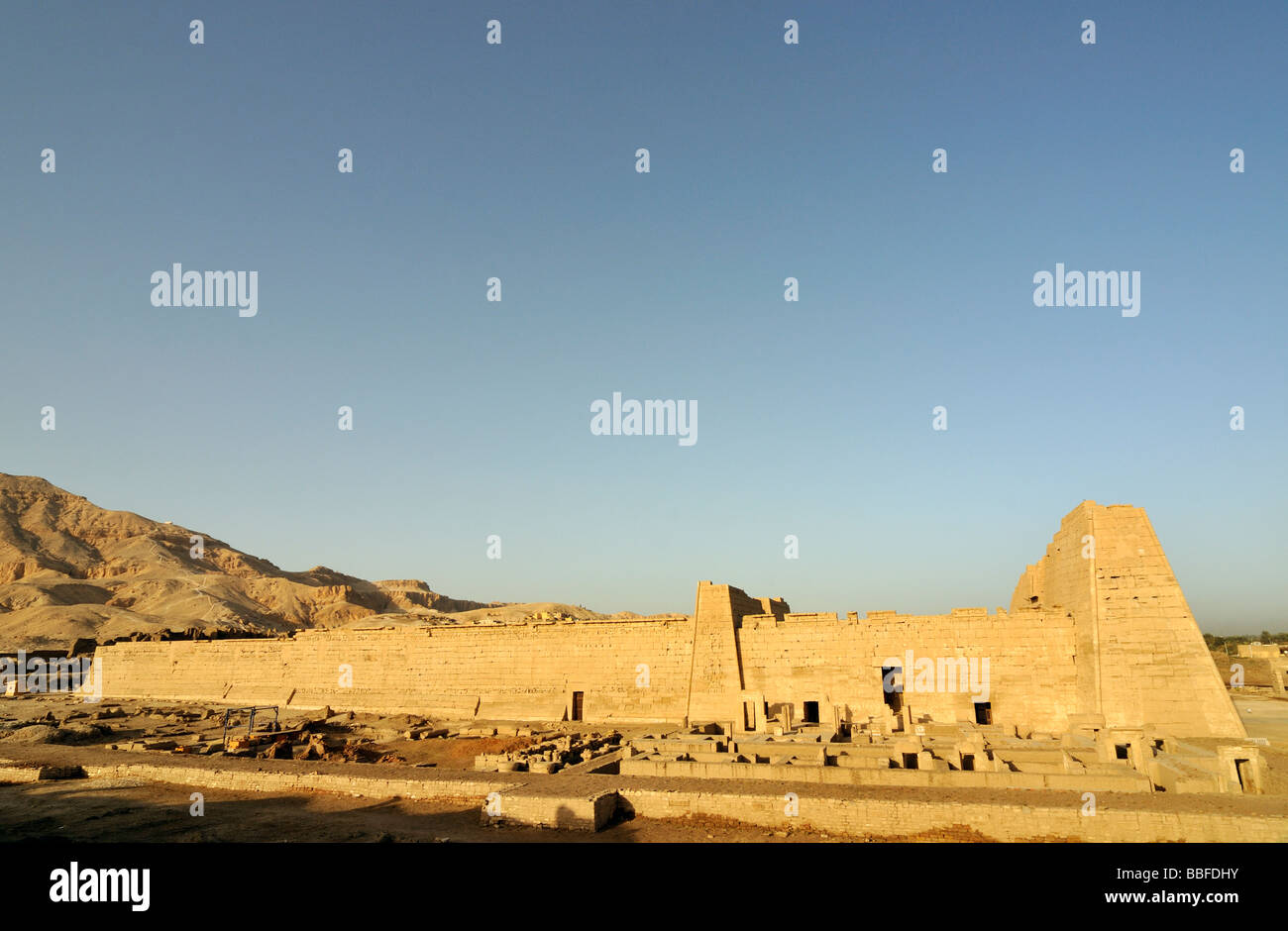 Temple funéraire de Ramsès III à Médinet Habou sur la rive ouest de Louxor en Égypte Banque D'Images