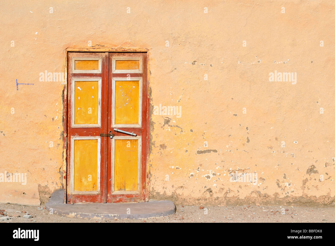 De portes et de façades peintes de couleurs vives de la mosquée du village campagne égyptienne près de Luxor Banque D'Images