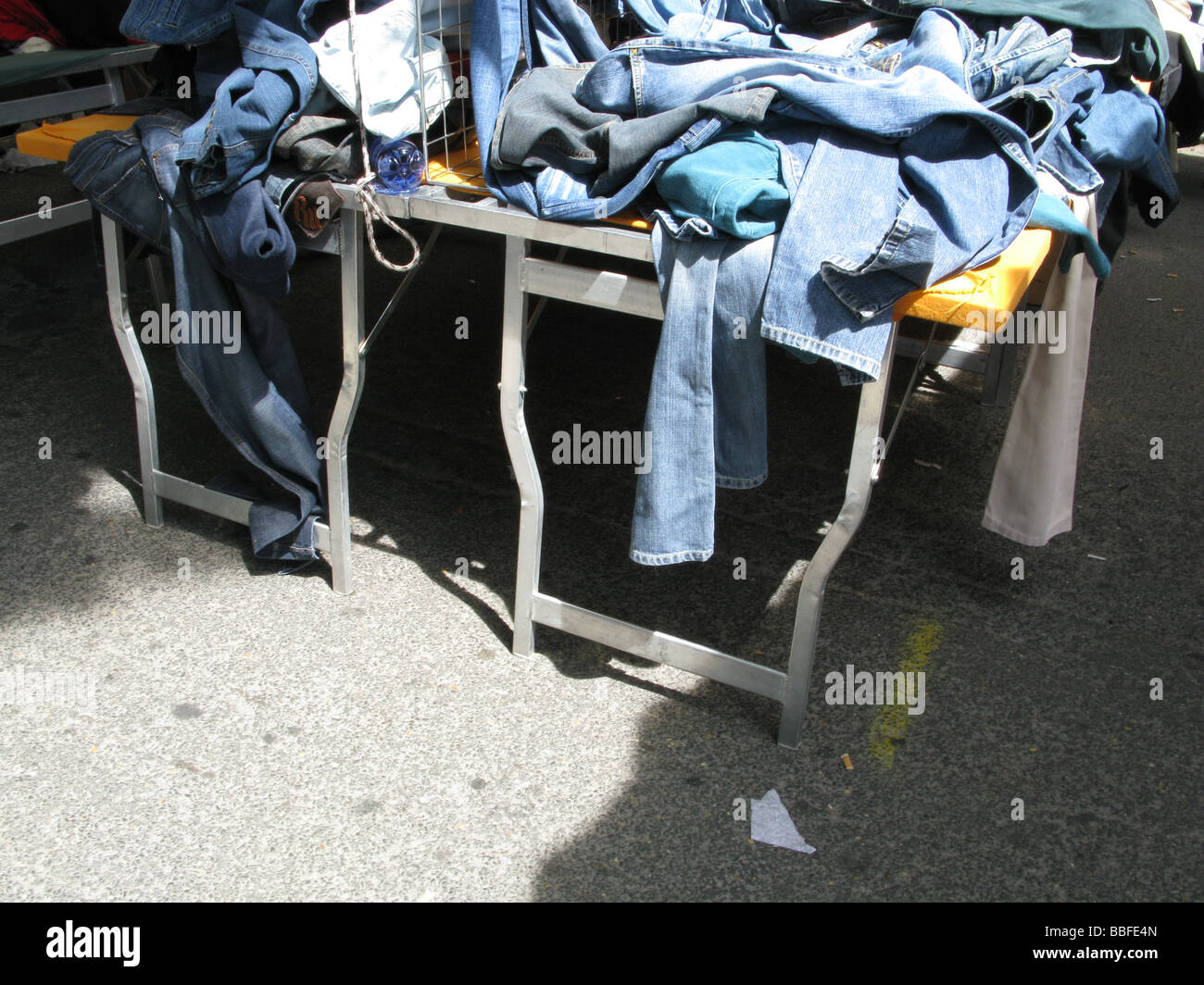 Vieux jeans d'occasion à vendre sur le stand stand Photo Stock - Alamy
