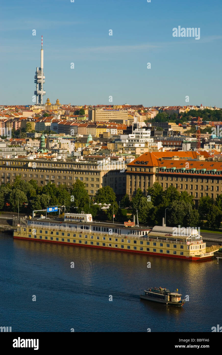 Restaurant Bateau amarré le long de la rivière Vltava et la tour de télévision Zizkov avec en arrière-plan, dans le centre de Prague République Tchèque Europe Banque D'Images
