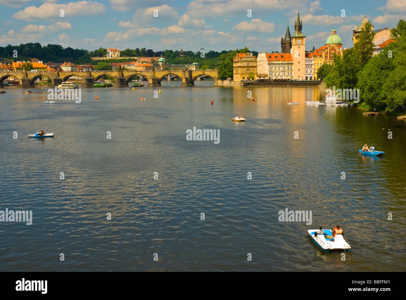Pédalos en face du Pont Charles, dans le centre de Prague République Tchèque Europe Banque D'Images